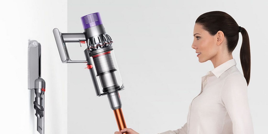 Дайсон поддержка. Пылесос Dyson v10 absolute. Dyson Cyclone v10 absolute. Паровой шкаф Дайсон. Беспроводной пылесос с треугольной щеткой.